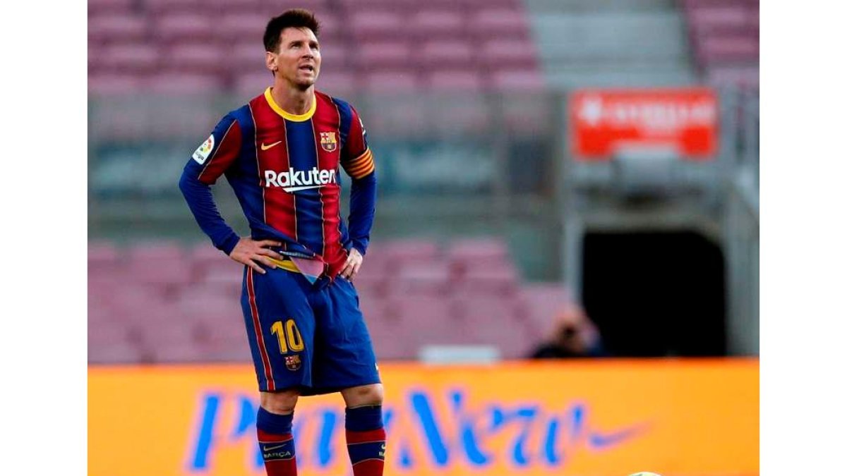 Messi, en un Camp Nou que ya no pisará como local. ALEJANDRO GARCÍA