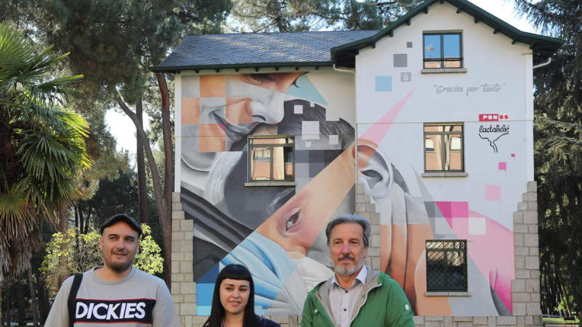 Asier Vera, Silvia Lago y Pedro Muñoz inauguraron el mural en el parque del Temple. L. DE LA MATA