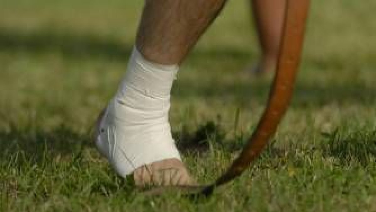 Un luchador se dispone a colocarse el cinto en un corro en Sahechores