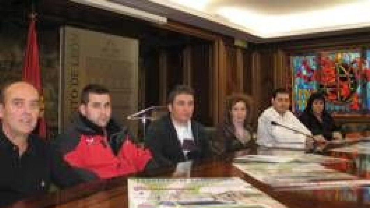 La concejala de Deportes junto con los responsables del Team Repauto