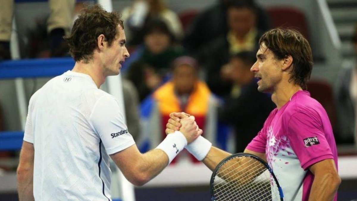 David Ferrer (derecha) felicita a Andy Murray tras la victoria del escocés en las semifinales del Abierto de China.