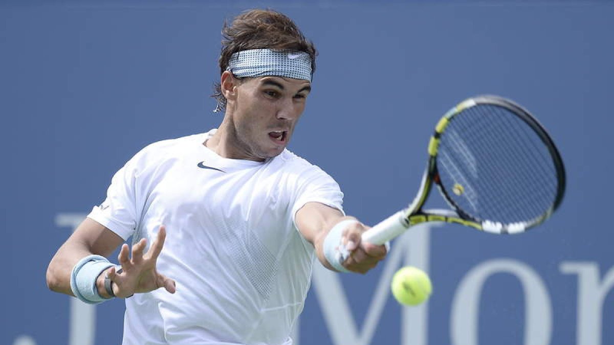 Nadal golpea una bola en su partido ante Dodig.