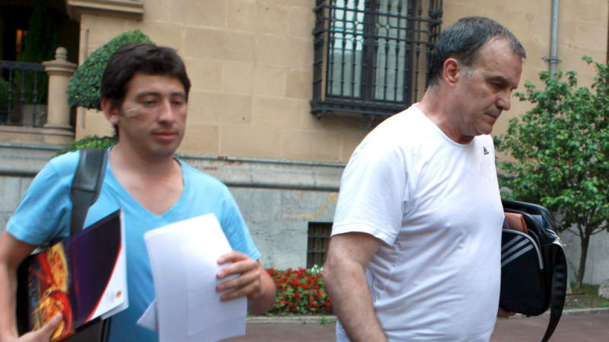 Bielsa sale de la sede social del clud bilbaíno tras reunirse con el presidente Josu Urrutia, .