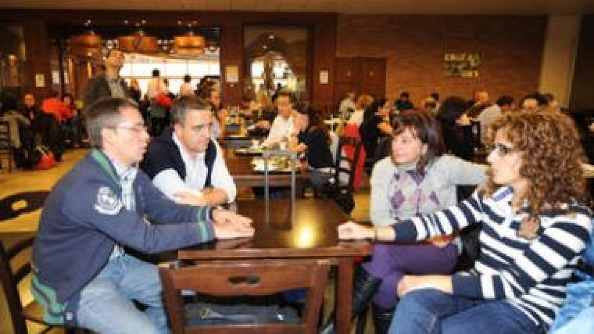 Vega, Stranovsky y Castresana intentaron hacer lo más llevadero el largo viaje.