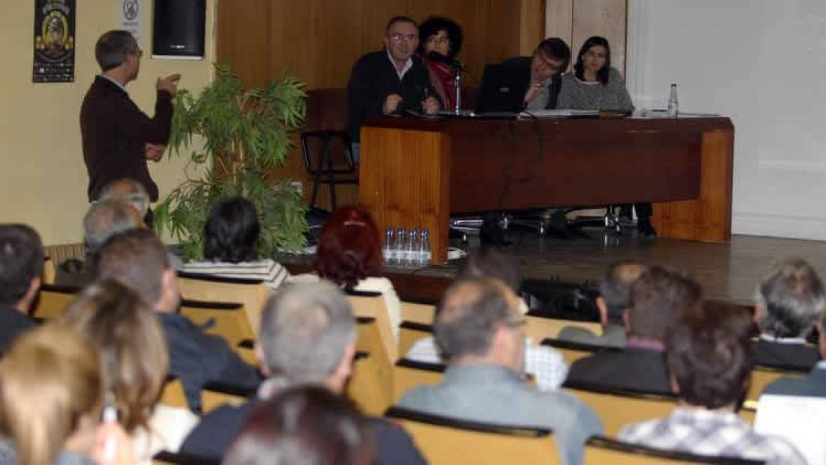 El equipo redactor del PGOU explica el plan a las asociaciones de vecinos.