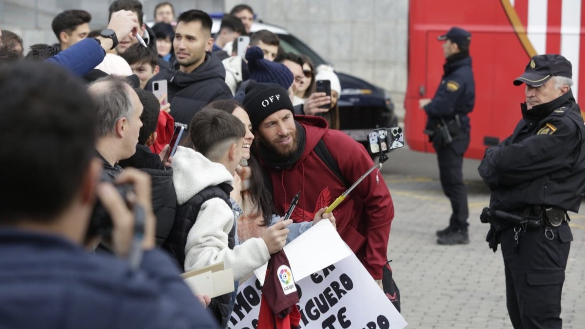 Sergio Ramos se detuvo a firmar autógrafos a los aficionados leoneses. FERNANDO OTERO