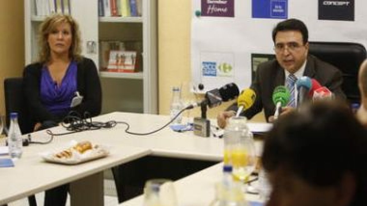 El acalde de León posa con los miembros de Protección Civil que ayer fueron condecorados.