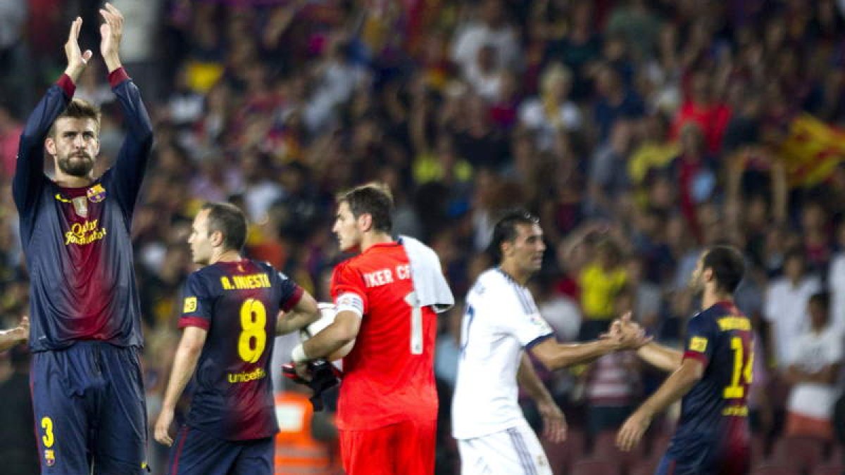 Los jugadores del Barcelona y Madrid tras el partido de ida de la Supercopa de España.