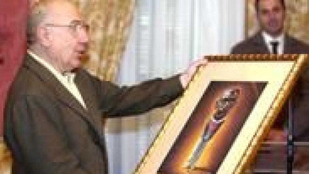 Landa recibió del Ayuntamiento de Pamplona un original cuadro