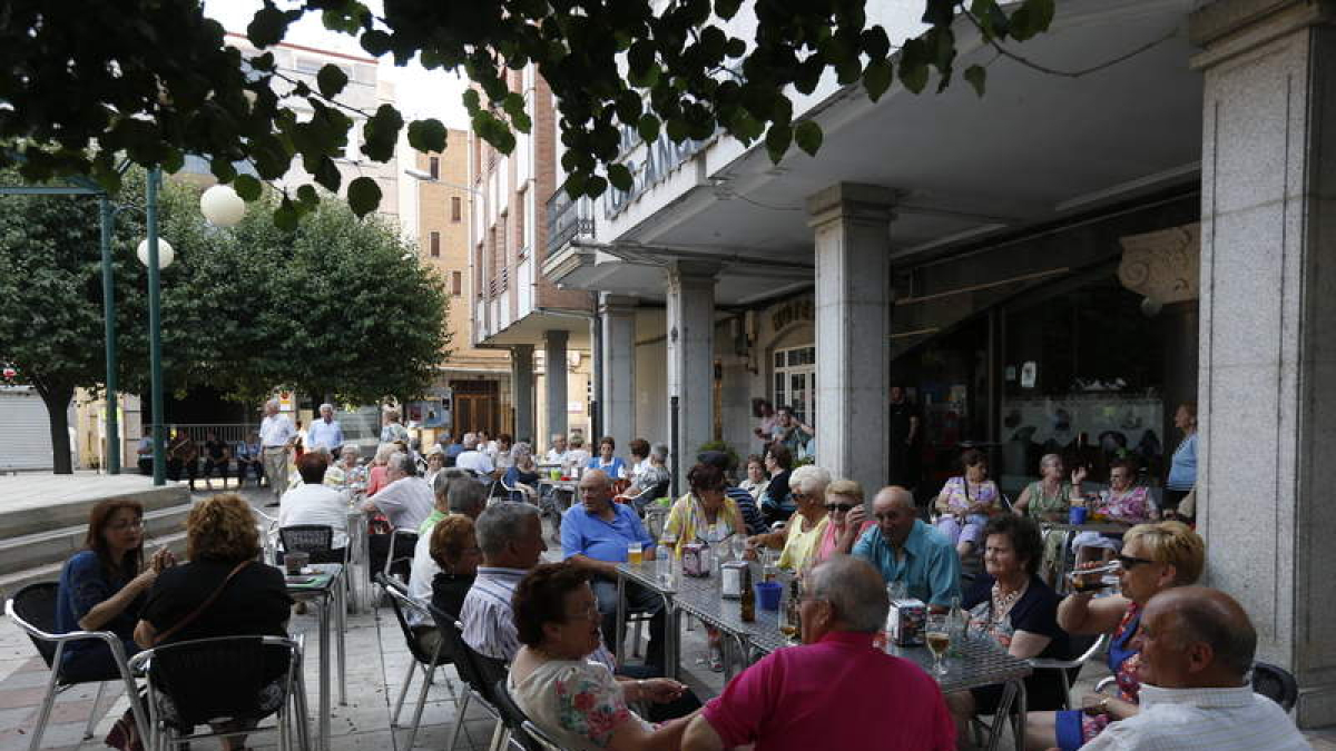 Una vez más, la plaza Mayor de La Bañeza será el marco idóneo para acoger otra feria, en este caso la de los stocks. Los puestos abrirán sus puertas este sábado desde las 10.00 a las 15.00 y de 18.00 a 22.00 horas. En cuanto al domingo, de 11.00 a 15.00 y