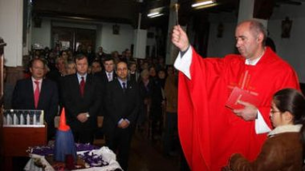 Eduardo Fernández, Antonio Silván y Francisco Castañón, en un momento de la misa en Santa Lucía