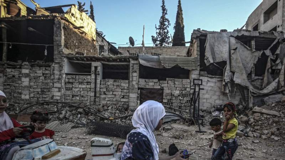 Algunos niños sirios juegan en un carrusel en las ruinas de Alepo. MOHAMMED BADRA