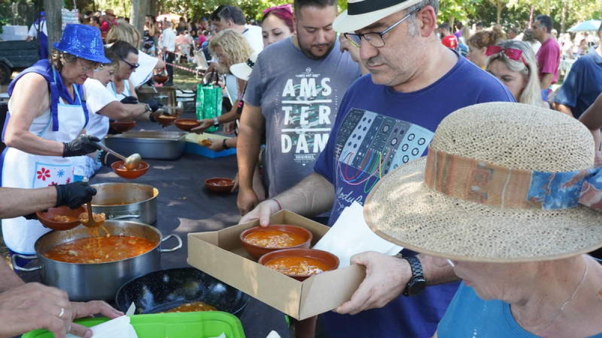 Los vecinos y visitantes de Laguna de Negrillos hicieron cola para degustar el sabroso guiso de alubias. J. NOTARIO