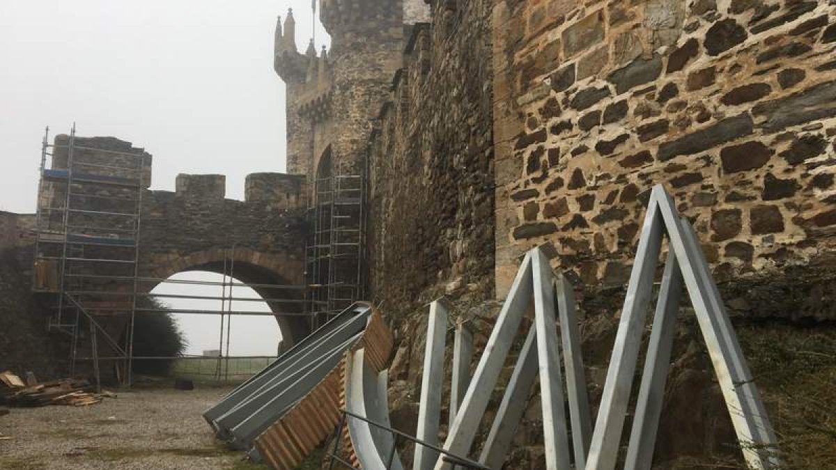 Los andamios retirados del arco de acceso al Castillo. L. DE LA MATA