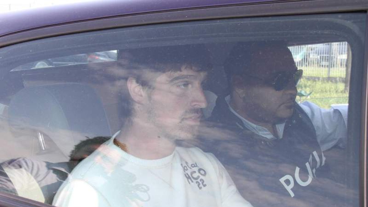 El futbolista Acerbis, izquierda, llega a la prisión de Cremona tras su arresto por las apuestas ilegales.