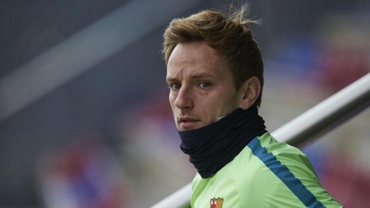 Rakitic, a punto de empezar un entrenamiento del Barça en la ciudad deportiva.