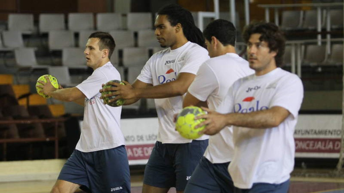 La plantilla del Ademar afronta la disputa de la Copa Asobal como un premio a su mejoría.