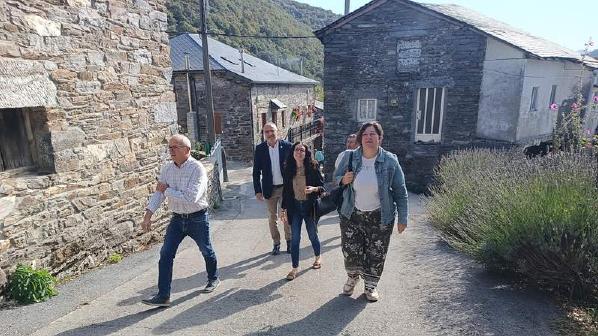 Autoridades comarcales y municipales, en Barjas. DL