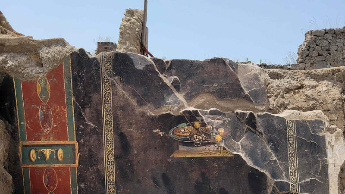 Un fresco que representa una naturaleza muerta, descubierto recientemente en Pompeya. PARQUE ARQUEOLÓGICO DE POMPEYA