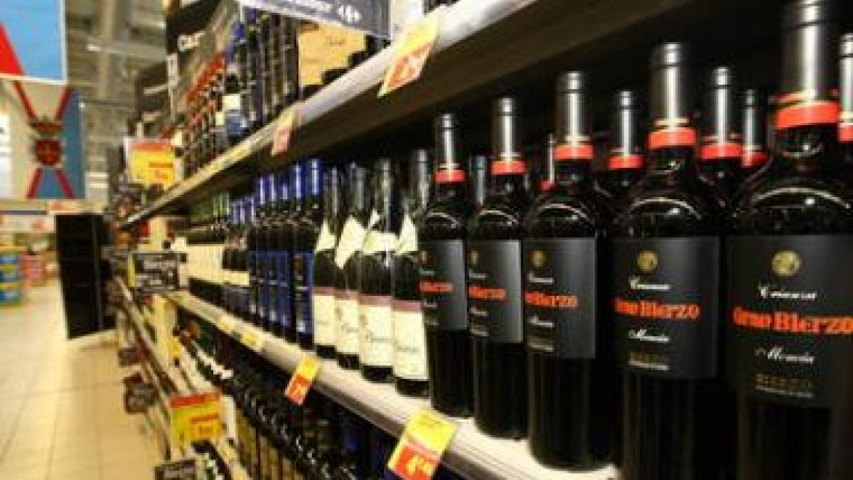Vinos de la D.O. del Bierzo, en las estanterías de una gran superficie comercial.