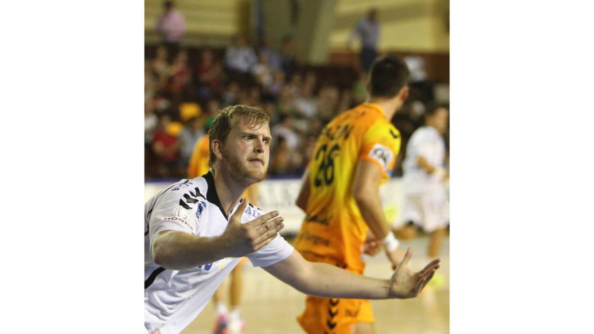 Piñeiro celebra una acción ofensiva durante el partido entre Abanca Ademar y Villa de Aranda.