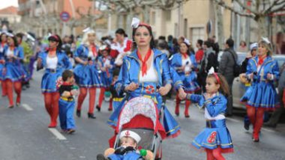 Muñecas de porcelana y soldaditos de plomo.