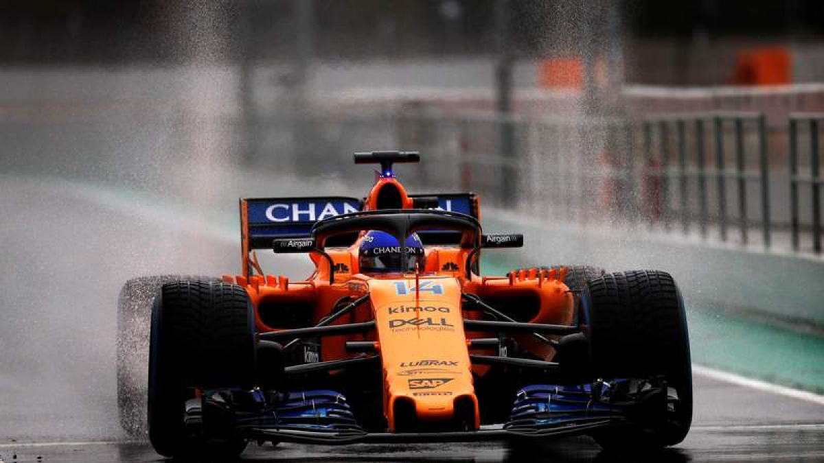 El piloto español Fernando Alonso, en Montmeló con su McLaren. ALEJANDRO GARCIA