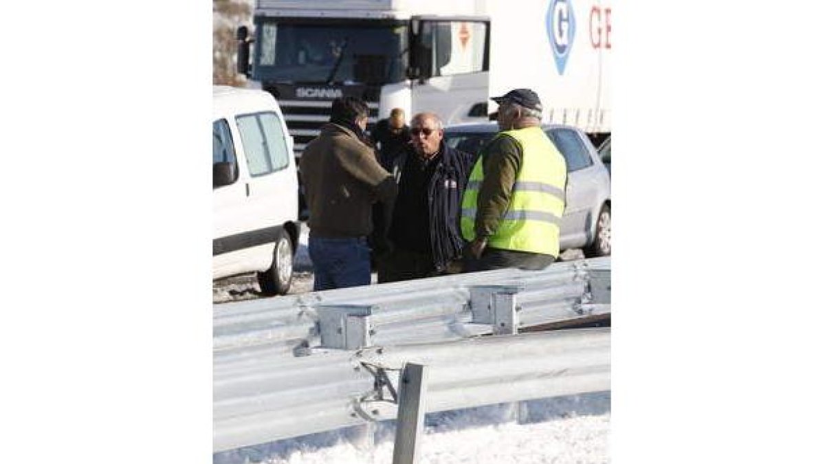 Horas y horas de espera al pie de la autopista del Huerna