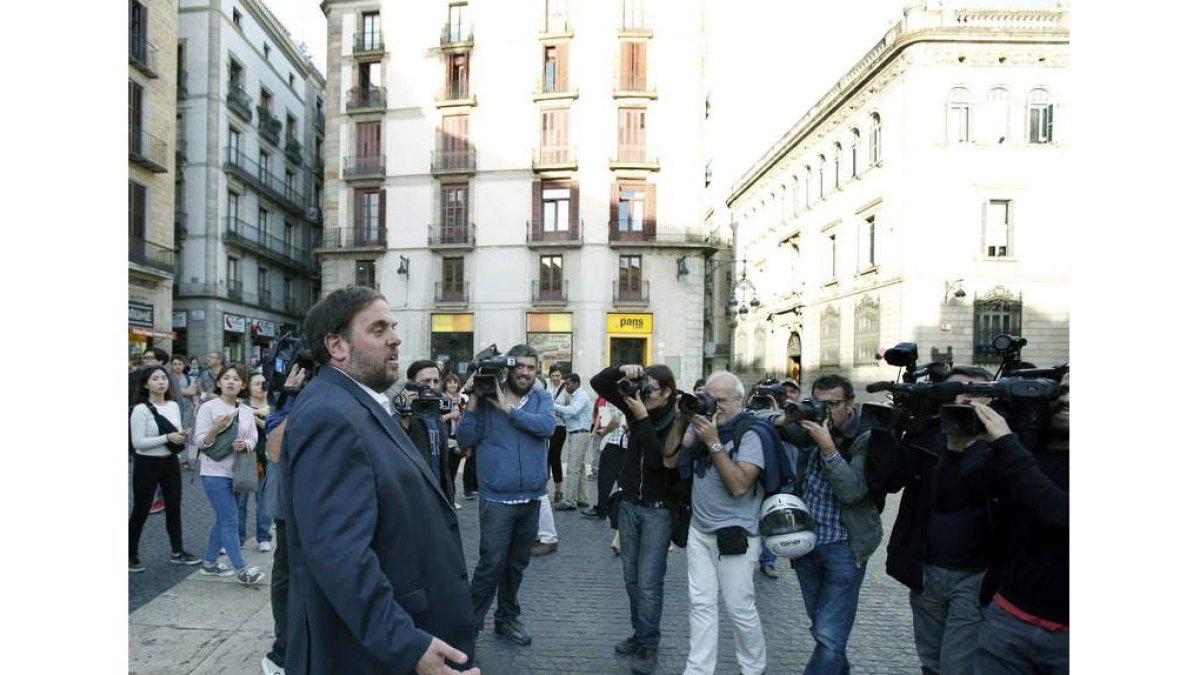 Oriol Junqueras a su salida de la reunión con Artur Mas.