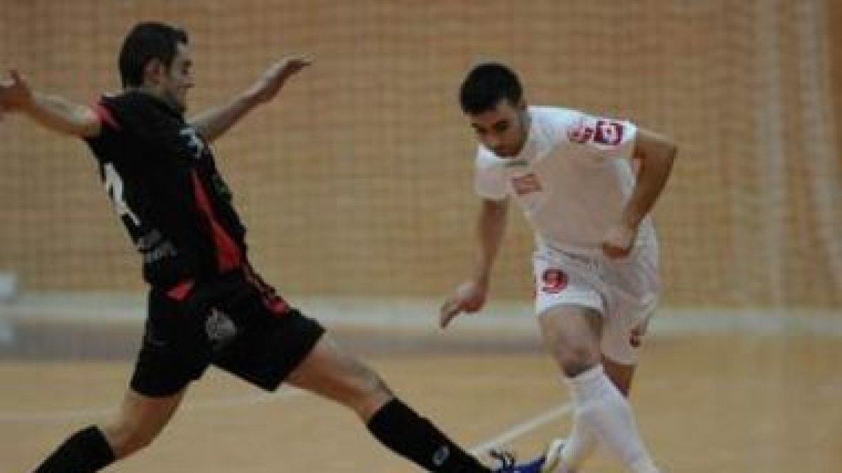 Omar (d) se lleva el balón a pesar de la oposición de Ramiro