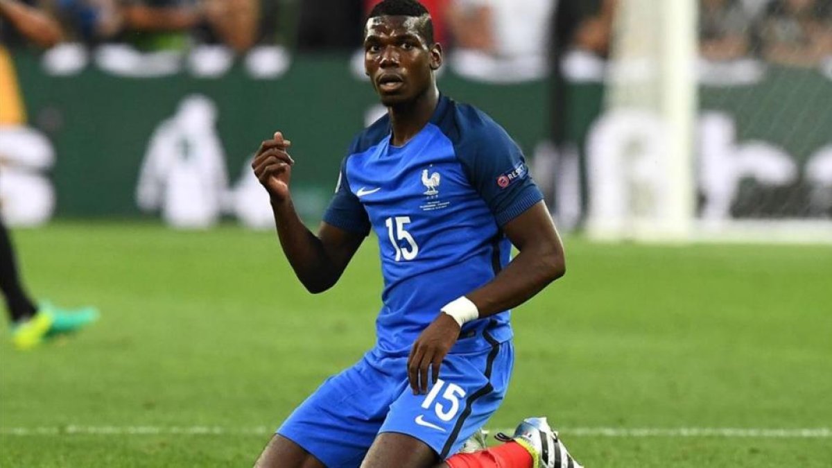 Pogba, de rodillas durante el encuentro de semifinales de la Eurocopa ante Alemania.