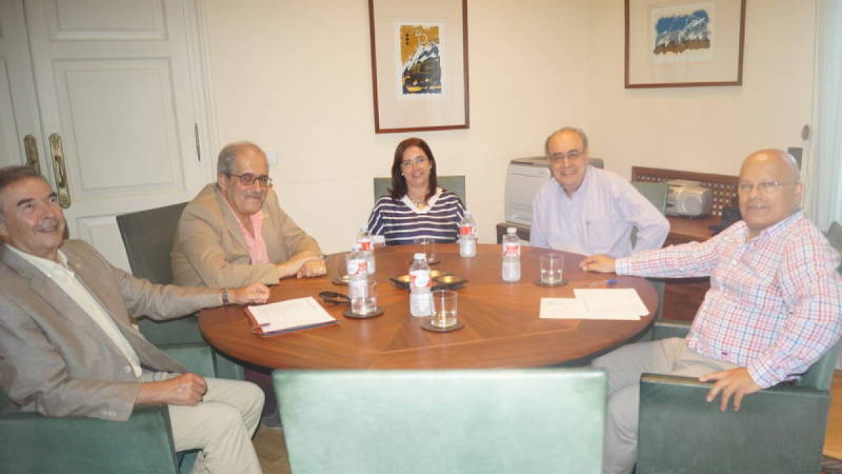 Los representantes de Colproleón con el subdelegado. DL
