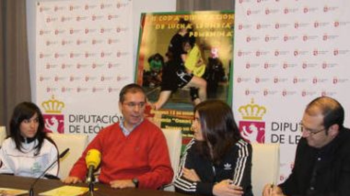 La copa fue presentada en el Palacio de los Guzmanes.
