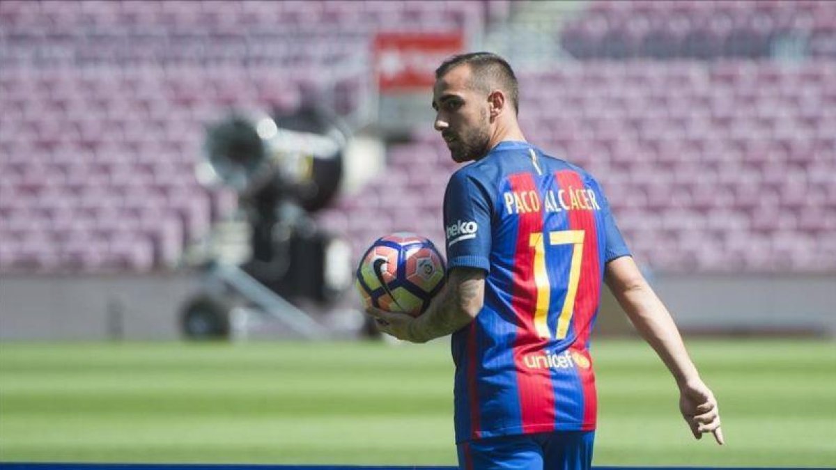 Paco Alcácer, durante su presentación oficial como jugador del Barça en agosto.