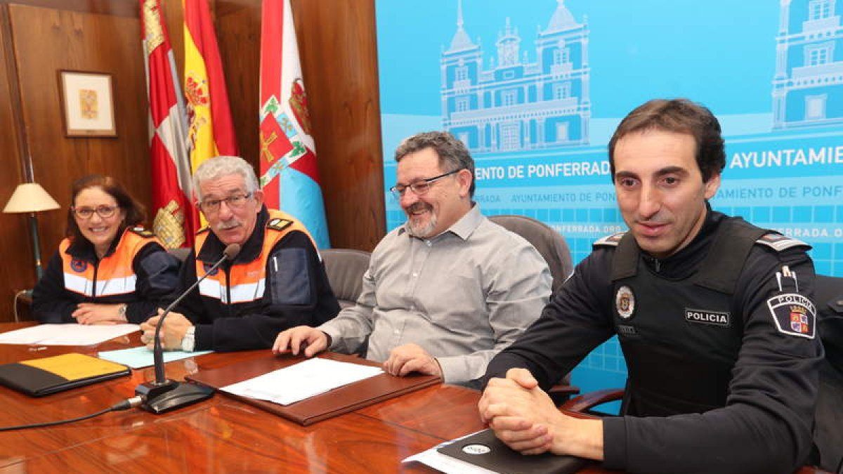 Teresa Romar, José Manuel Ezquerro, Carlos Fernández y Manuel Chacón, ayer. L. DE LA MATA