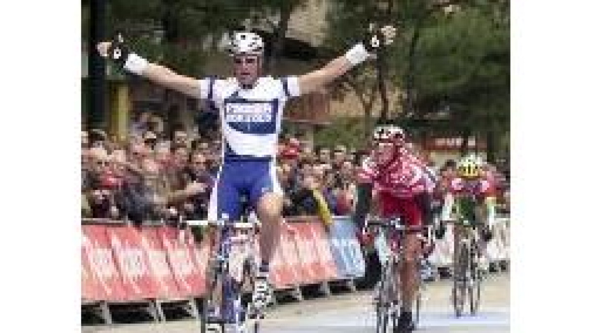 Alessandro Petacchi se impone en el esprint a David Fernández