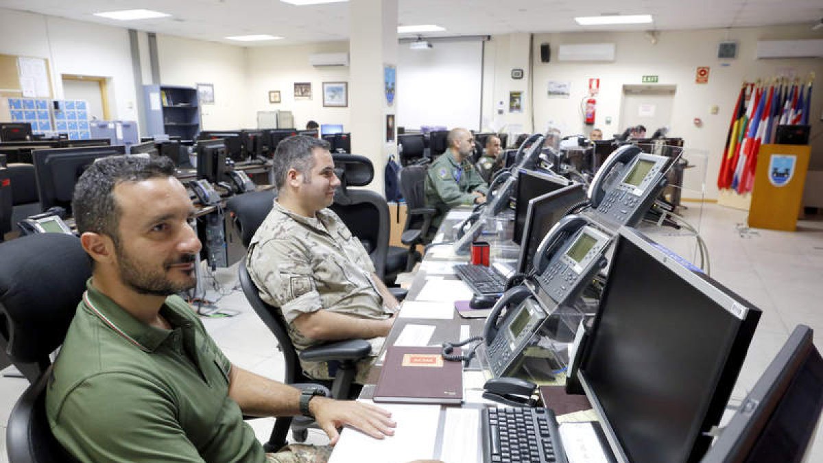 Los ojos de la Otan en el Sur de Europa están en sala de operaciones del Caoc de Torrejón, centro de control de espacio aéreo. R. P. VIECO