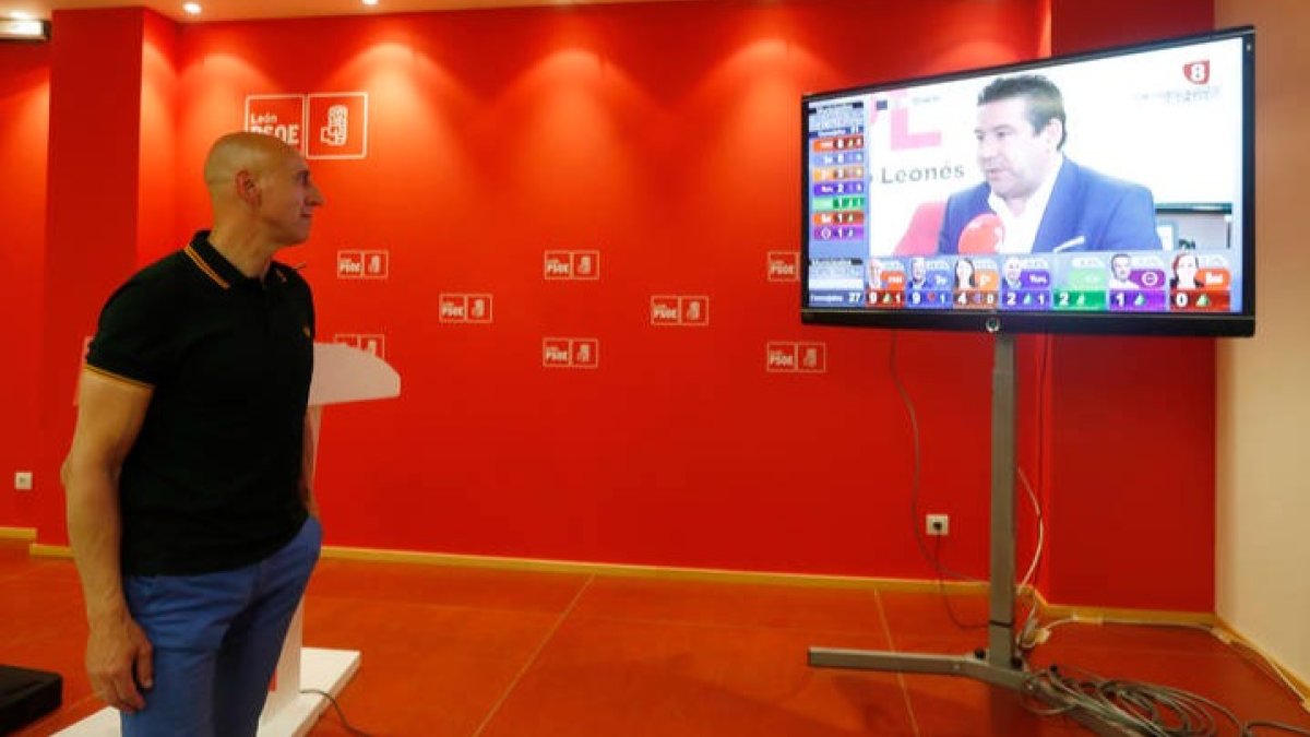 José Antonio Diez escucha el discurso leonesista de Santos el día que el socialista ganó las elecciones en el Ayuntamiento de León. JESÚS F. SALVADORES