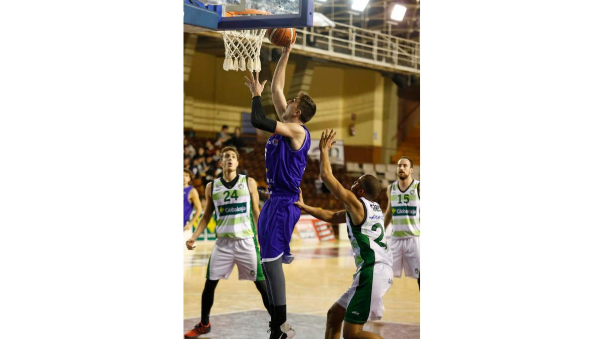 El Agustinos E.Leclerc se fajó con intensidad. FERNANDO OTERO