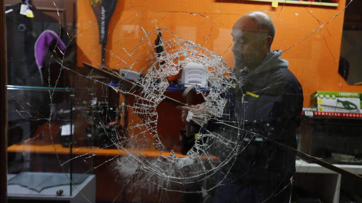 El propietario de la tienda, ayer ante la luna rota