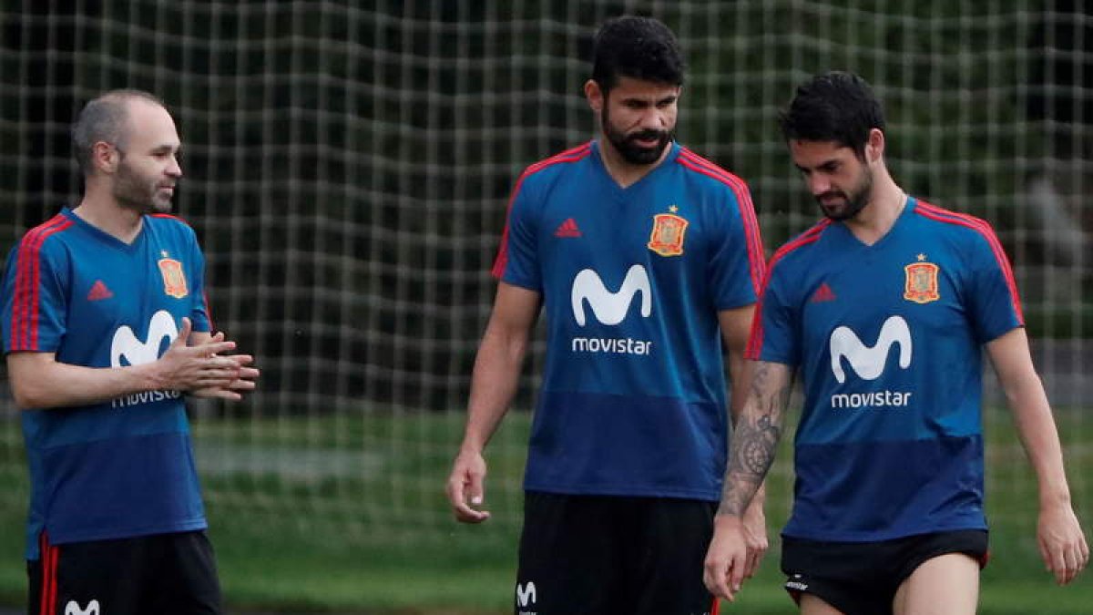 Iniesta, Diego Costa e Isco conversan a pocas horas de enfrentarse a la selección de Marruecos en el tercer partido de la primera fase. JAVIER ETXEZARRETA