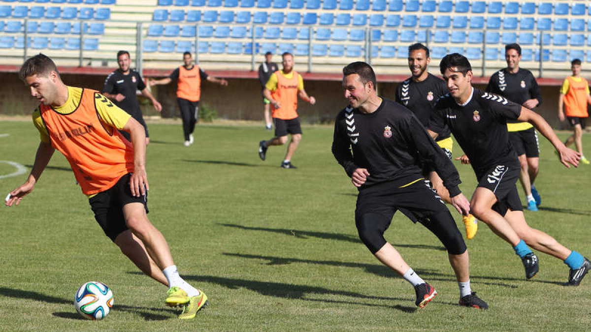 La plantilla de la Cultural durante el último entrenamiento de la temporada desarrollado en el Área de Puente Castro
