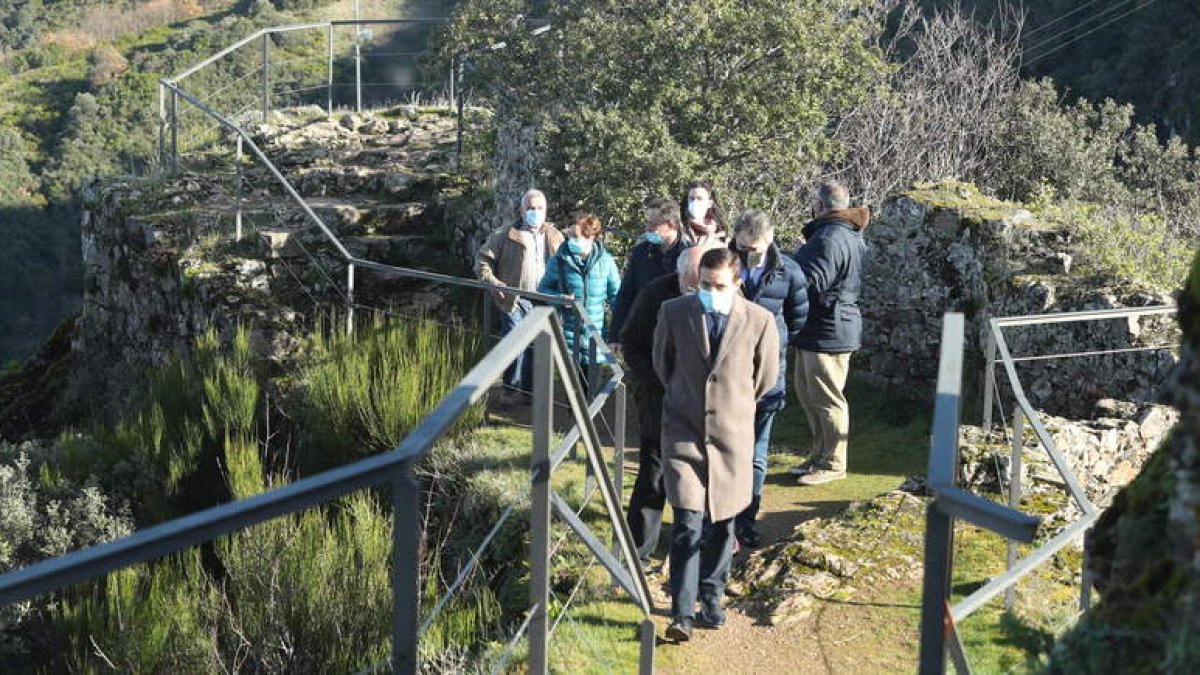 Raúl Fernández Sobrino, durante una visita anterior al Castillo de Cornatel. L. DE LA MATA