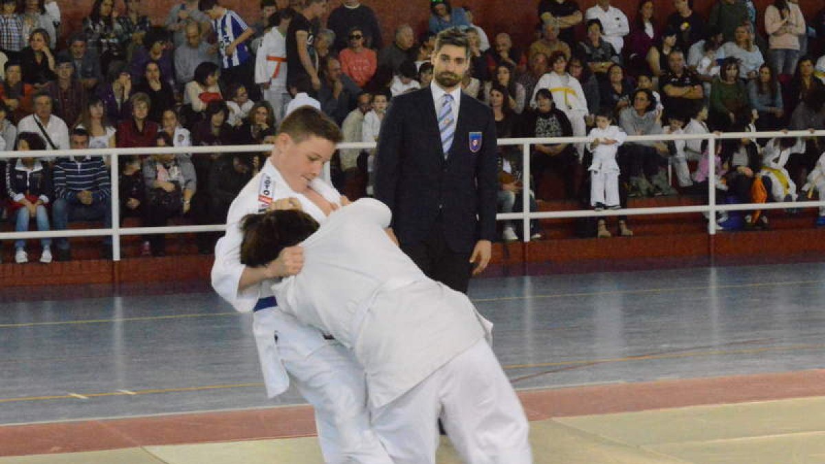 Los judocas leoneses volvieron a dejar buenas sensaciones en el trofeo disputado en Cacabelos. DL