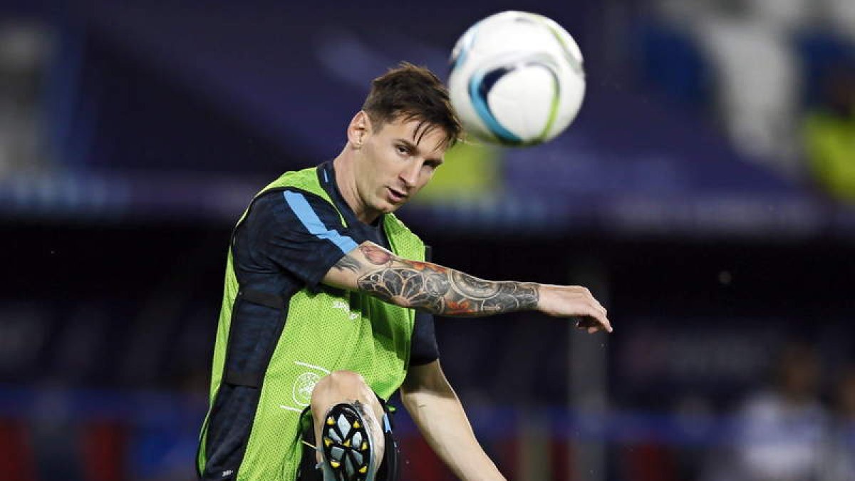 Leo Messi, durante el entrenamiento que ayer completó el Barça en Tiflis.