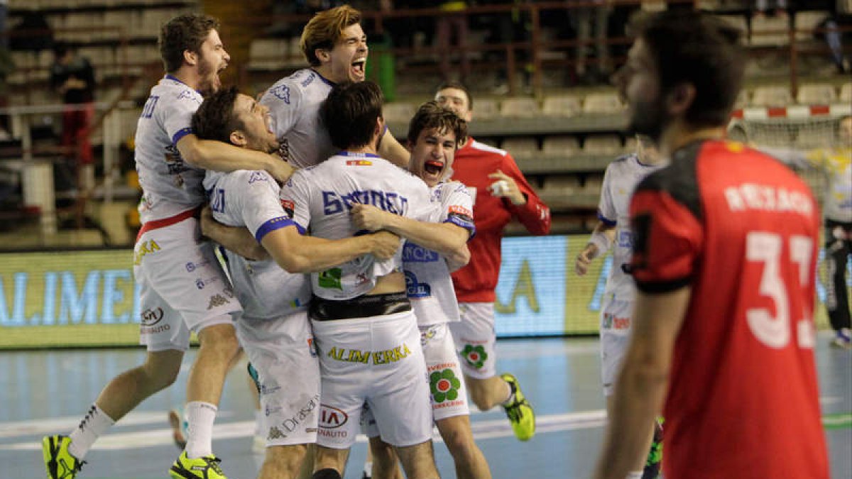 Todo el equipo corrió a abrazar a Sebastián Simonet cuando el internacional argentino marcó el gol de la victoria en el último segundo del partido. SECUNDINO PÉREZ