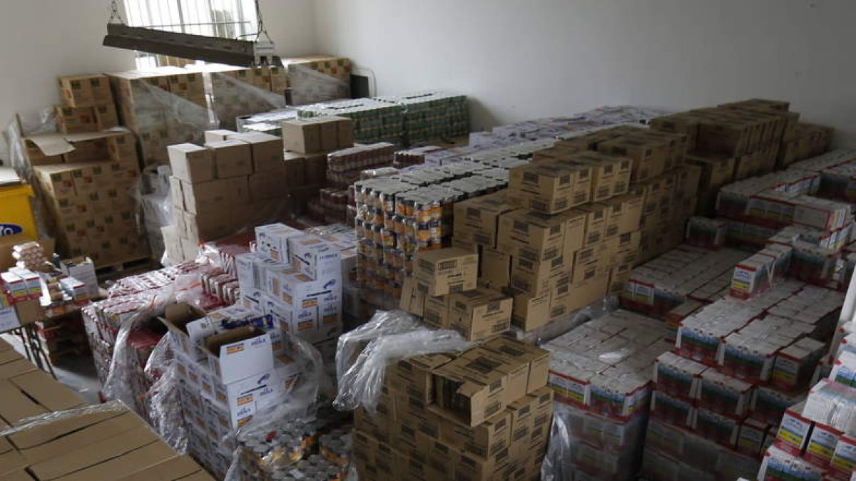 Alubias, garbanzos, leche y frutas en conserva beneficiaron a 900 personas del municipio. RAMIRO