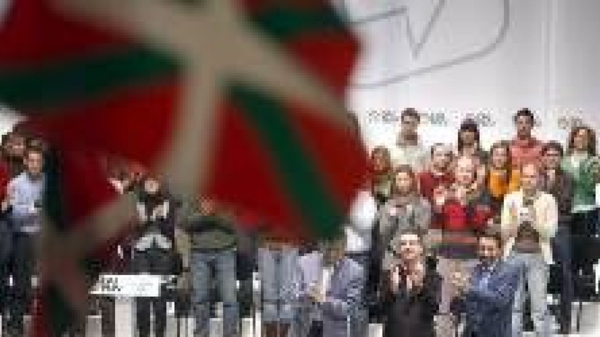El lehendakari Ibarretxe, el nuevo presidente del PNV, Iñigo Urkullu, y su antecesor, Josu Jon Imaz