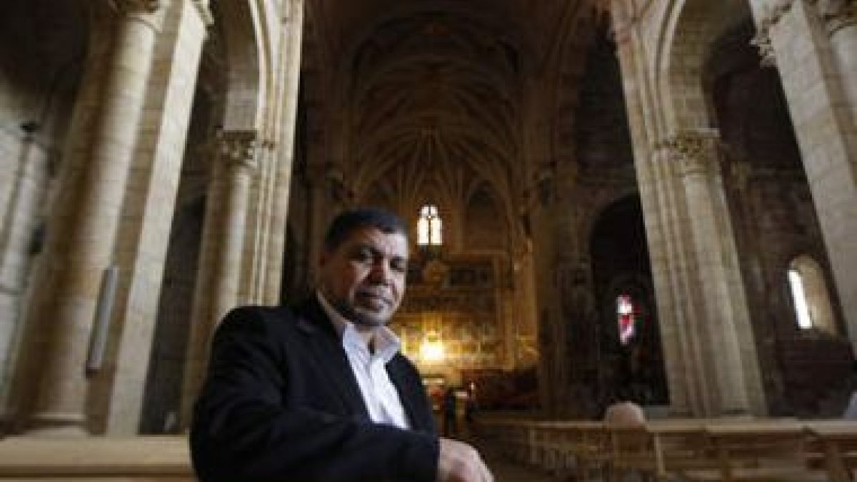 Moneir Mahmoud, máxima autoridad del islam en España, se dejó fotografiar ayer en el interior de San