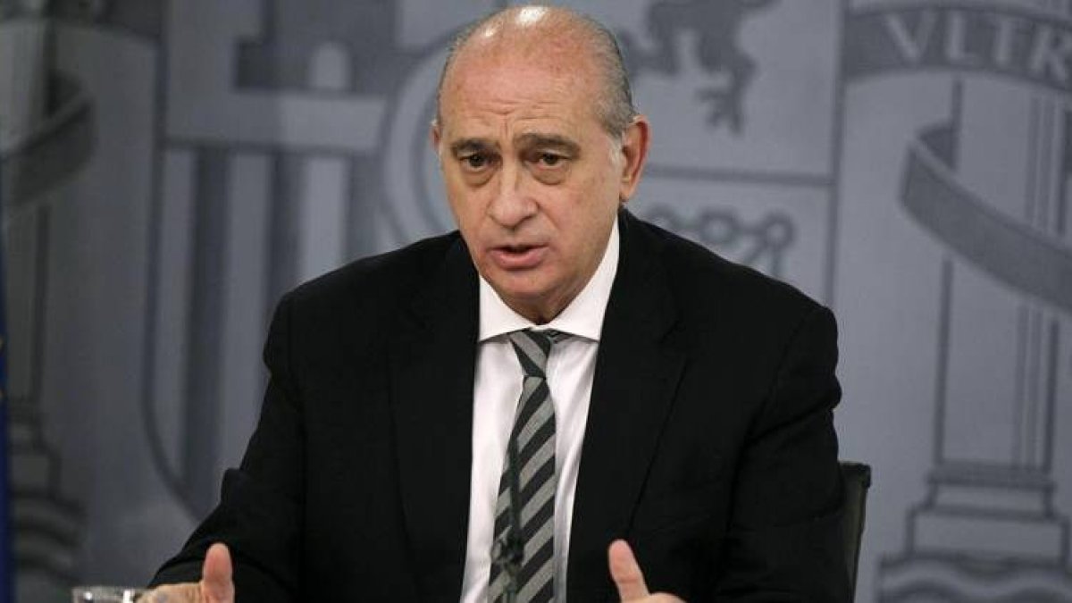El ministro del Interior, Jorge Fernández Díaz, durante la rueda de prensa posterior a la reunión del Consejo de Ministros de hoy, en la que ha explicado la futura Ley de Seguridad Ciudadana.